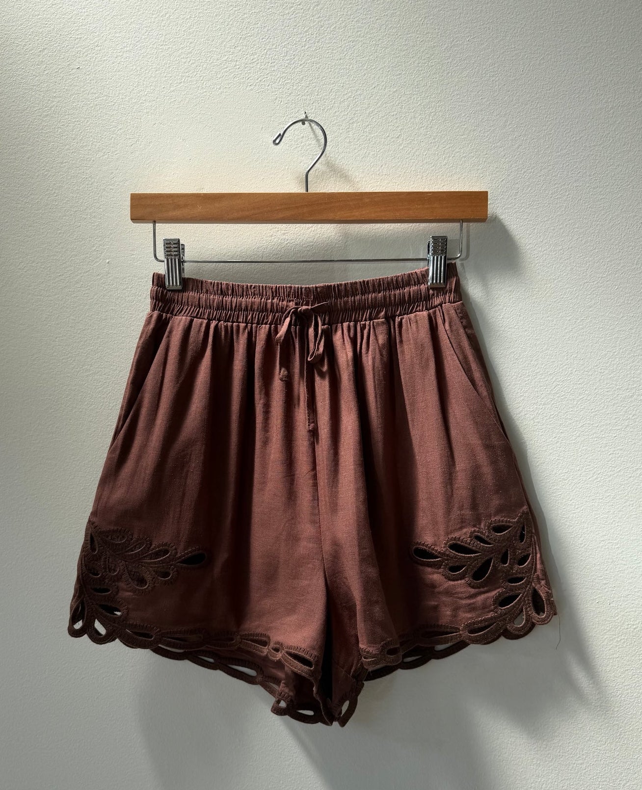 Déluc Comte Short is a Drawstring embroidered short.