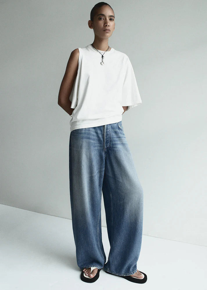 AGOLDE Rounded Baggy denim jeans silhouette is defined by generous proportions that anchor cleanly at the waist before opening into a looser fit through the hip, wide-leg jean, women's clothing