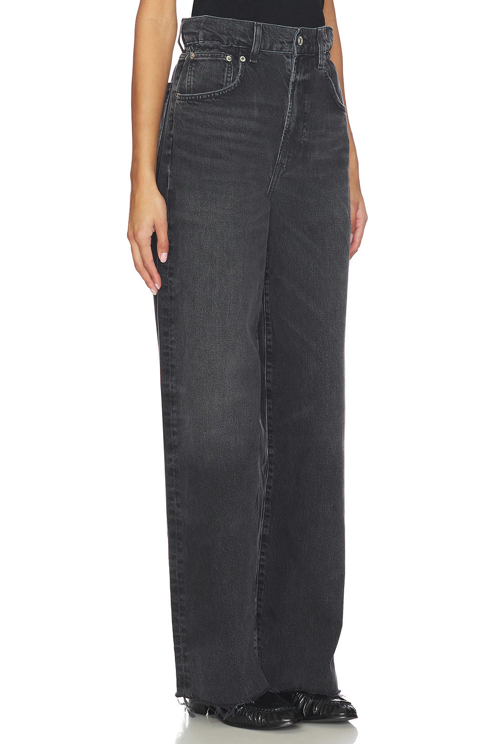 AGOLDE Lyonne Jean with a Zip fly with button closure,&nbsp;Frayed hem, gathered cinched waistband