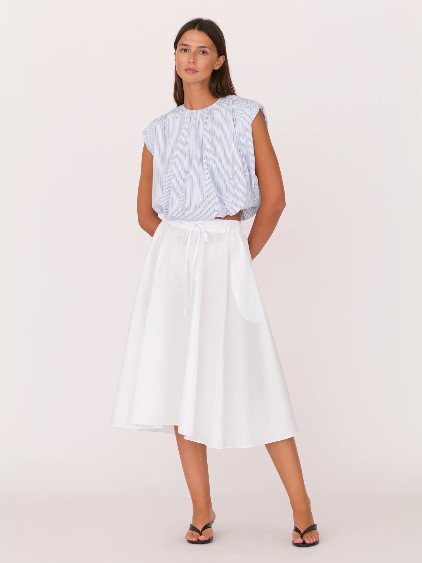 Secular Angie Skirt is an easy, feminine staple, with side pockets and side slits. An elastic waistband with an adjustable drawstring 